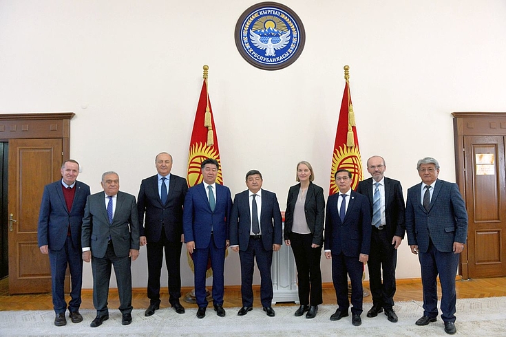 Treffen und Austausch über die Projektaktivitäten mit dem kirgisischen Ministerpräsidenten Akylbek Japarov (Mitte) in seinem Amtssitz.