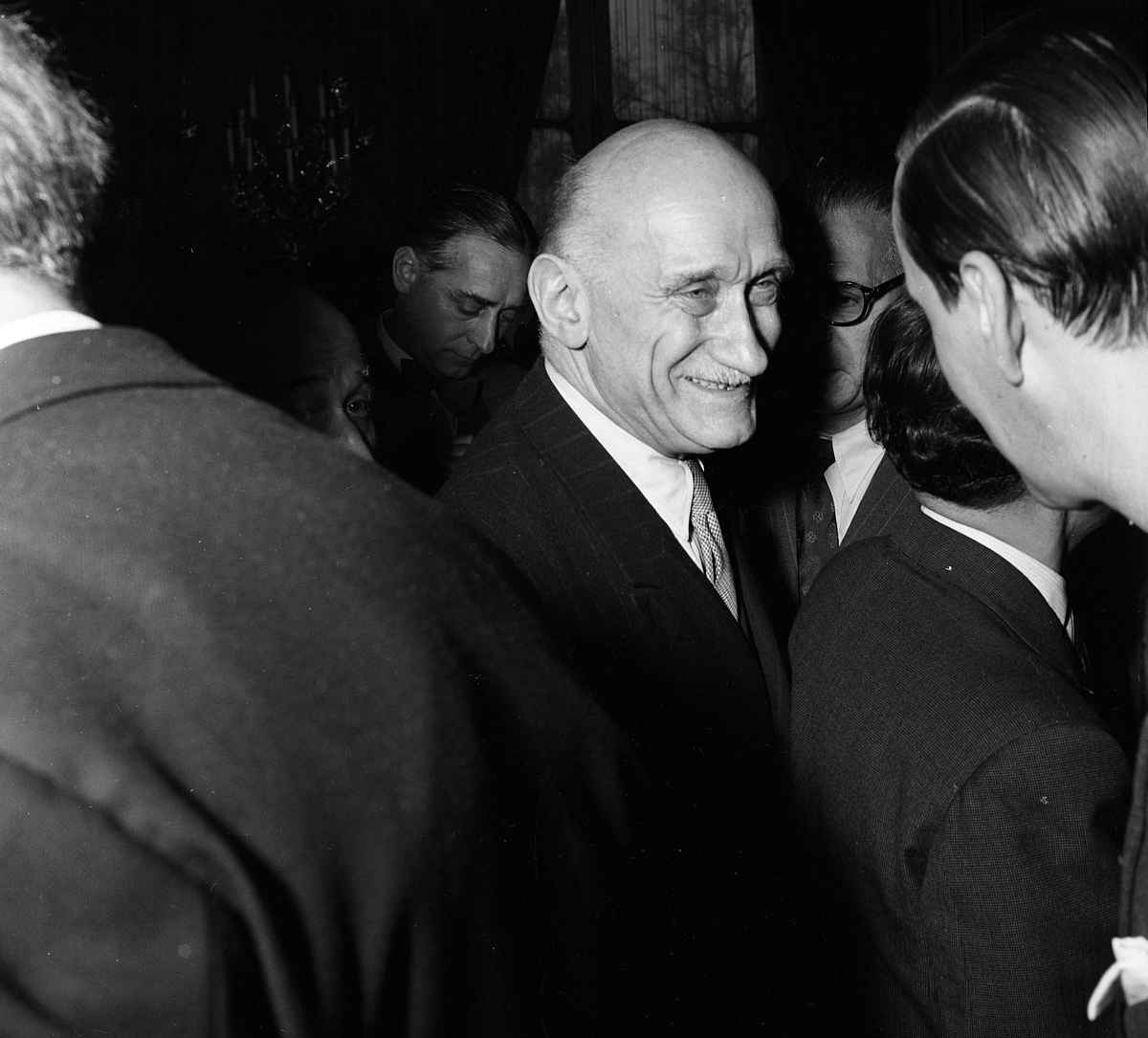 Jean-Baptiste Nicolas Robert Schuman (1886 bis 1963) war französischer Außenminister und gilt als einer der Gründungsväter der heutigen EU. Er setzte sich während seiner Amtszeit für eine Aussöhnung mit Deutschland nach dem Zweiten Weltkrieg und die deutsch-französische Freundschaft ein. Der Schuman-Plan (auch Montanunion genannt, offiziell „Europäische Gemeinschaft für Kohle und Stahl, EGKS), der nach ihm benannt wurde, beinhaltet die Zusammenlegung der westdeutschen und französischen Kohle- und Stahlproduktion nach dem Zweiten Weltkrieg.