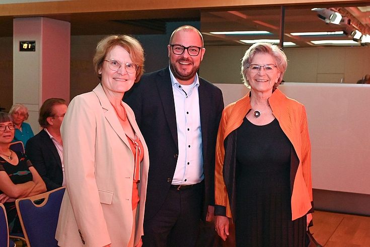 Dr. Jutta Möhringer, Leiterin des Instituts für Begabtenförderung der HSS, der Coburger Landrat Sebastian Straubel und Susanne Breit-Keßler, stv. Vorsitzende der Hanns-Seidel-Stiftung (v.li.) waren unter den Gästen des Abends.