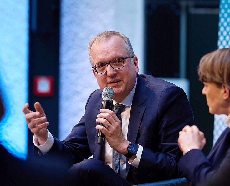 Prof. Dr. Markus Ogorek, Direktor des Instituts für Öffentliches Recht an der Universität zu Köln: „Der Unabhängige Kontrollrat muss künftig an weitaus mehr Stellen als bislang sicherstellen, dass er den Diensten bei ihren Maßnahmen genau auf die Finger schaut, ohne sie operativ zu lähmen.“