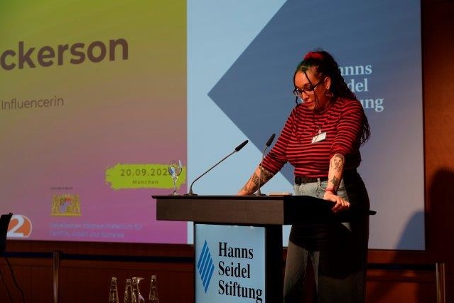 Podcasterin und Influencerin Jasmin Dickerson hielt eine bewegende Rede über ihr Leben als Alleinerziehende mit behindertem Kind. 