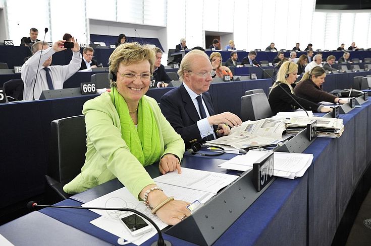 Hohlmeier auf ihrem Platz im EU-Parlament. Lächelnd. 