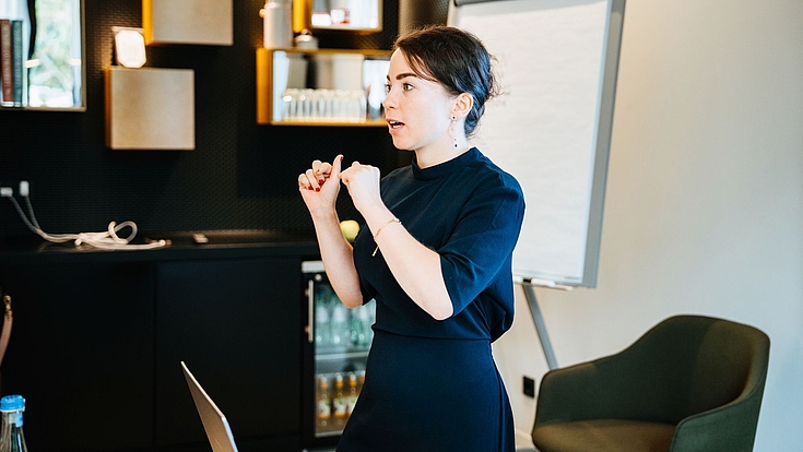 Was macht ein berufliches Netzwerk aus? Welche Beiträge sind relevant? Welche sind überflüssig? Und wie funktioniert eigentlich dieser Algorithmus? – all diese Fragen und noch weitere klärt Sofie Freischütz in ihren Workshops. Vorweg: LinkedIn ist kein Hexenwerk! Wenn man im Vorfeld einige wichtige Dinge beachtet, kann die Plattform richtig Spaß machen und man darüber richtig erfolgreich werden. 