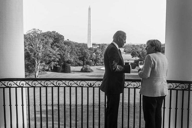 Merkel und Biden stehen auf der Veranda des Weißen Hauses, der Obelisk des Washington Monument  im Hintergrund. 