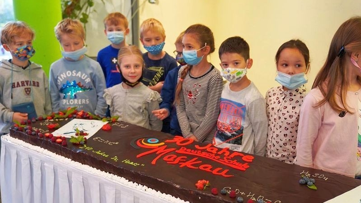 Ein Geburtstag mit Masken in Russland. Die Deutsche Schule in Moskau feiert ihr 30-jähriges Jubiläum. 