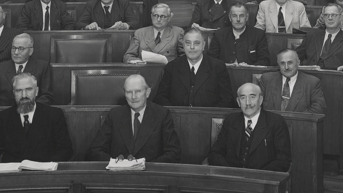 Mitglieder der CSU-Fraktion 1948, vorne links in der ersten Reihe der Vorsitzende der
Fraktion, Dr. Dr. Alois Hundhammer