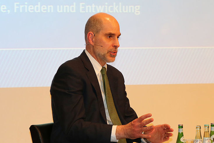 Umgesetzt hat Trump "mehr als gedacht, aber weniger als befürchtet". (Rhodes)