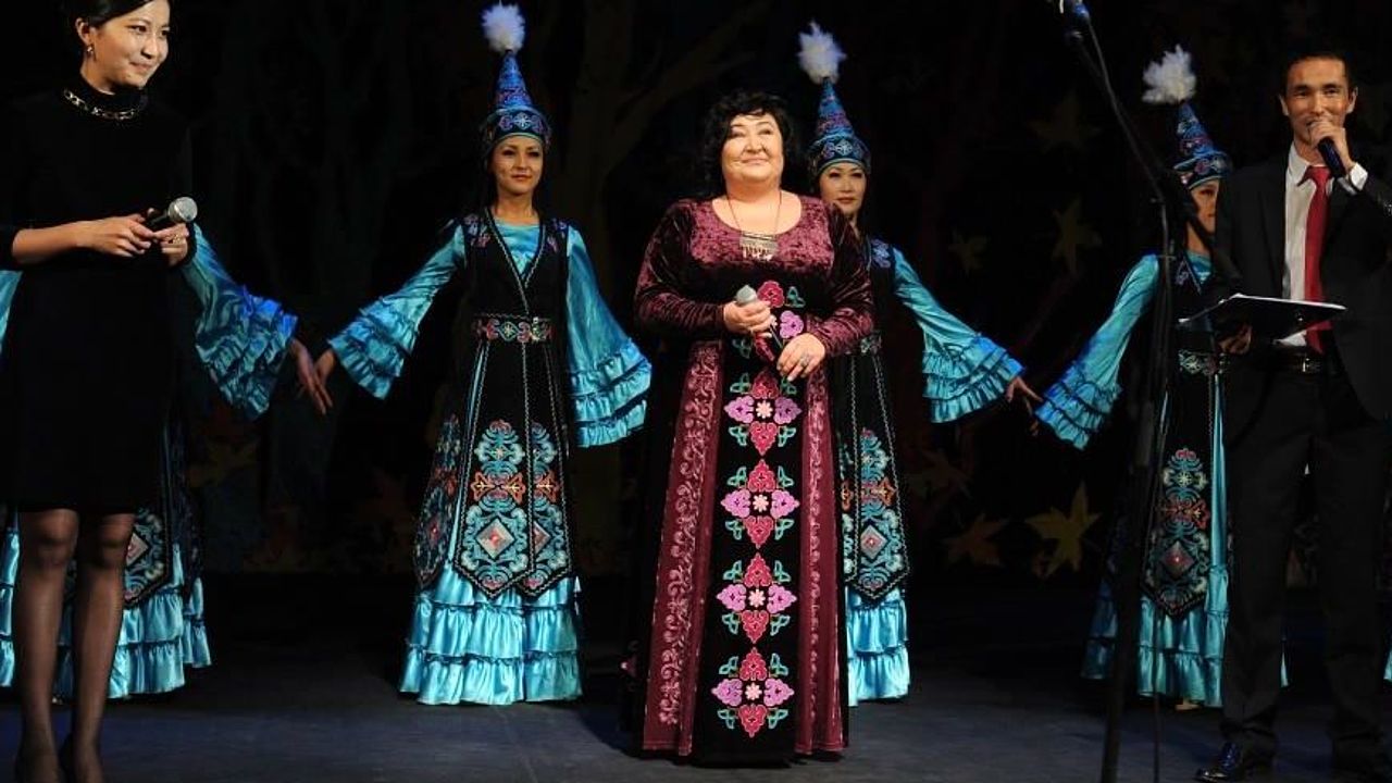 Die Sängerin Gulnara Toigonbaeva bei ihrem Auftritt mit mehreren Frauen in traditioneller Tracht