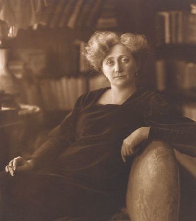 Der Einsatz für die Rechte von Frauen bewegte Carry Brachvogel zeitlebens. Sie gründete zusammen mit Emma Haushofer-Merk den Verein Münchner Schriftstellerinnen im Jahr 1913. Die bekannte Schriftstellerin war auch Gastgeberin eines literarischen Salons in Schwabing.