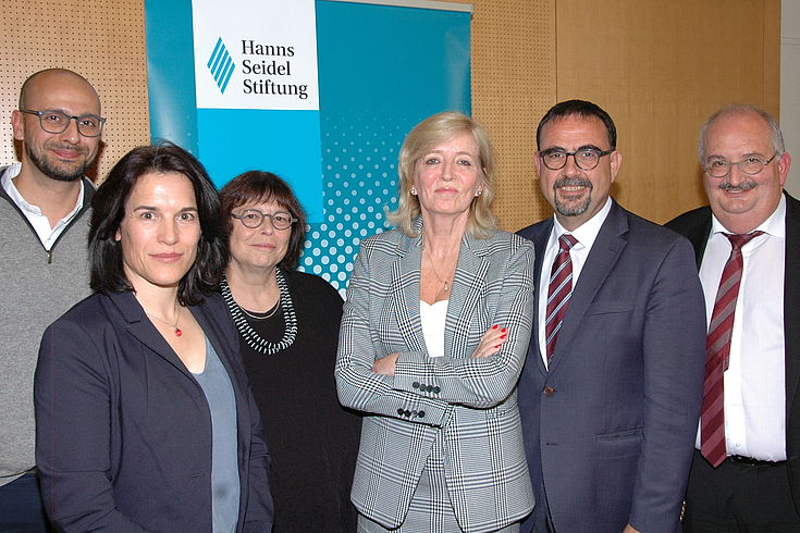 Gruppenbild mit drei Damen und drei Herren vor Hanns-Seidel-Logo