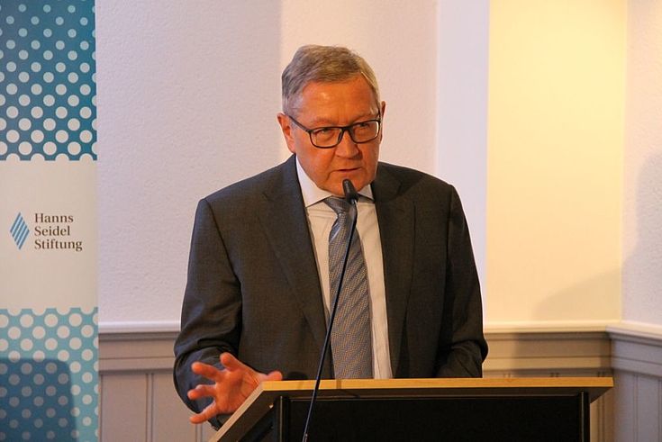 "Günstige Produkte durch Produktivität und Wachstum" (Klaus P. Regling)