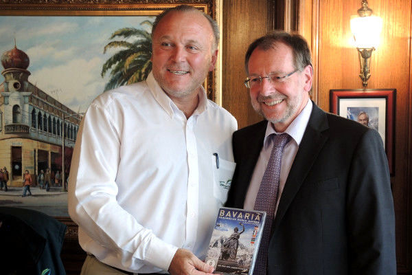 Miguel Becker, Bürgermeister von Temuco, begrüßt Peter Witterauf zu einem Gesprächsaustauch. Der Bürgermeister zeigt eine DVA mit dem Titel "Bavaria" 