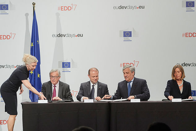 Der Neue Europäische Konsens wird unterzeichnet von Jean-Claude Juncker, Joseph Muscat, Antonio Tajani, Federica Mogherini