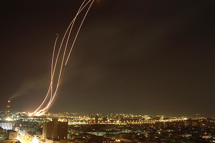 Boden-Luft Raketen des "Iron Dome" fliegen in den Nachthimmel über Tel Aviv, um die Scud-Raketen der Hamas abzufangen.