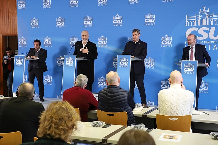 Die genannten Personen stehen auf einer Bühne und sortieren sich. Gerade spricht Edi Rama.