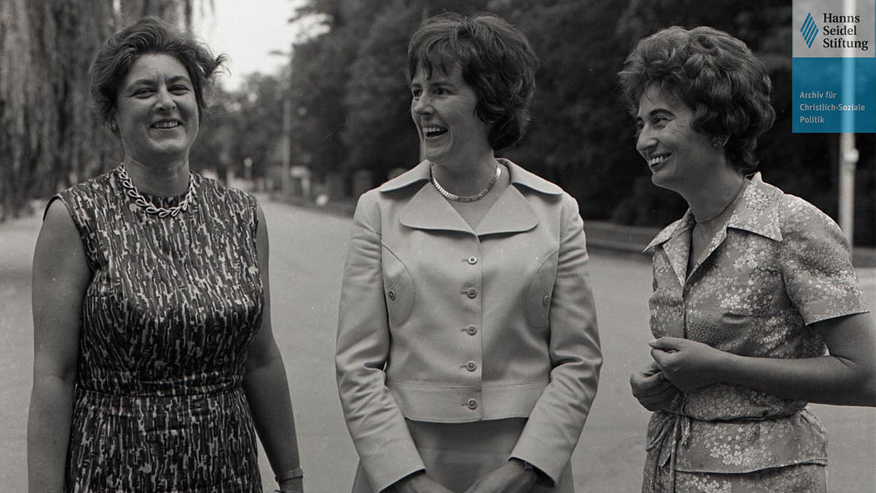 Gruppenbild Mathilde Berghofer-Weichner, Ursula Krone-Appuhn und Ursula Schleicher im Juli 1974