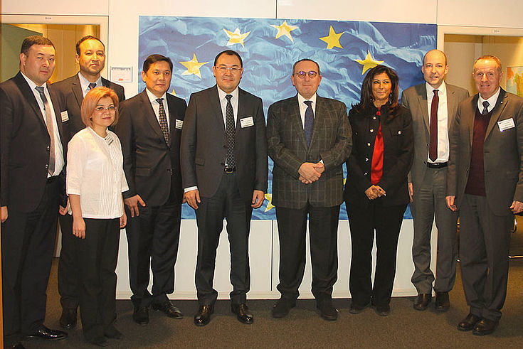 Die kirgisischen Gäste im Gespräch mit Generaldirektor Stefano Manservisi. dem höchsten Beamten für Entwicklungszusammenarbeit in der EU.