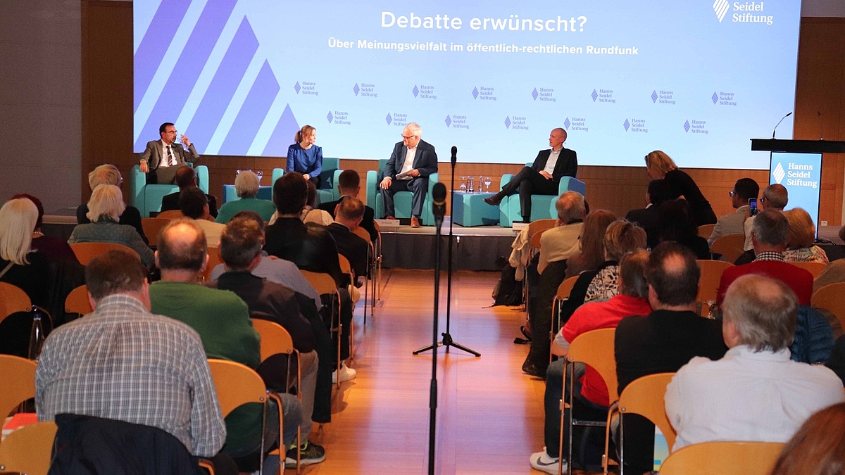 Experten diskutieren auf dem Podium vor Publikum in der Hanns-Seidel-Stiftung