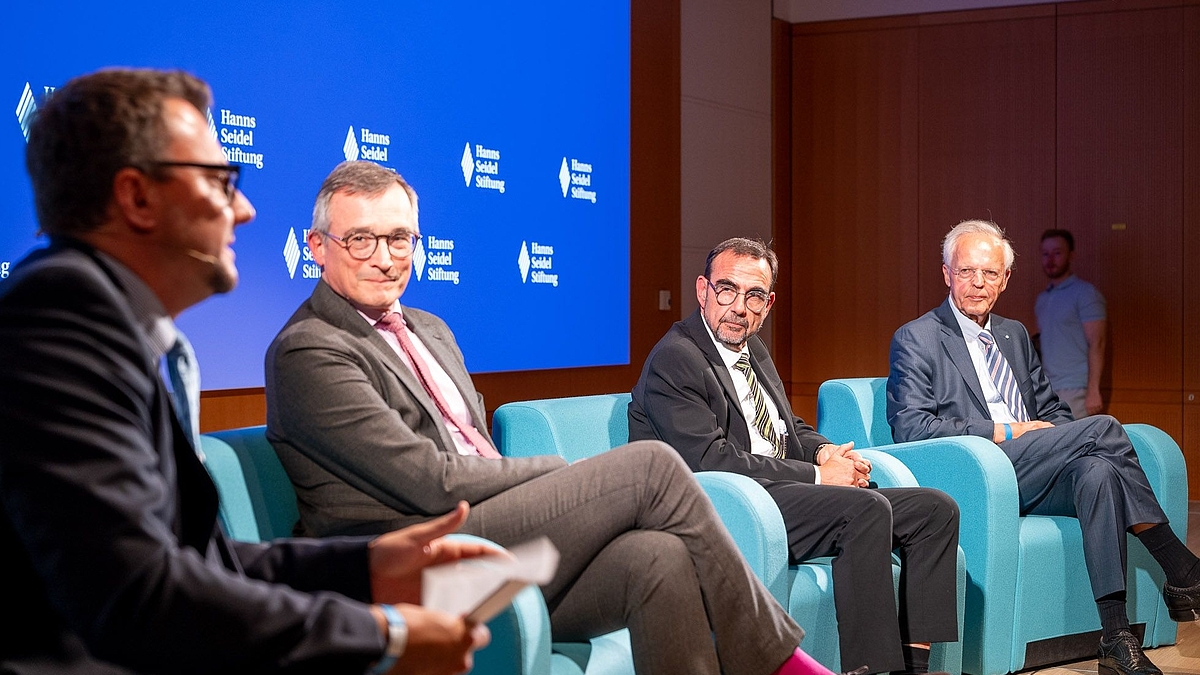 Auf dem Plenum: v.li.: Archivleiter und Moderator Christian Petrzik, Historiker Prof. Dr. Andreas Rödder, HSS-Vorsitzender Prof. Klaus Holetschek, MdL und Prof. em. Dr. Dr. h.c. mult. Horst Möller.