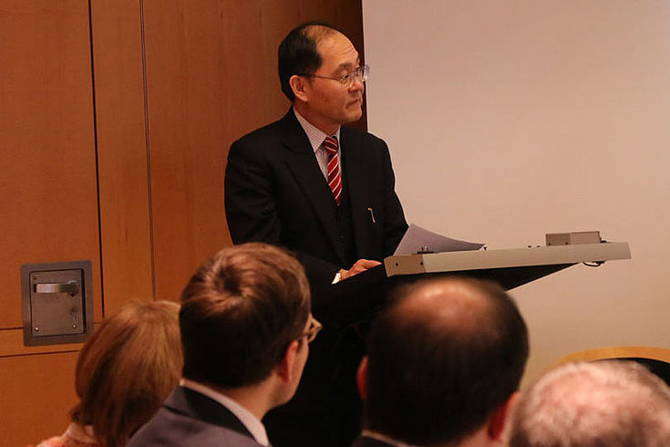 Hidenao Yanagi, japanischer Generkonsul, richtet das Wort an die Runde