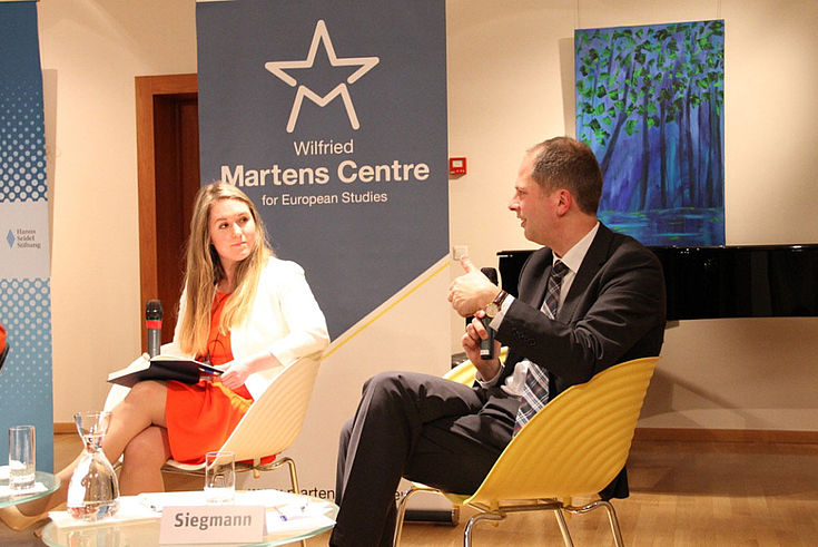 Journalistin Naomi O’Leary und Arjen Siegmann, Direktor i.A. des CDA Research Institute. Siegmann: „Manche populistisch geprägte Äußerung wird heute als 'normal' erachtet.“