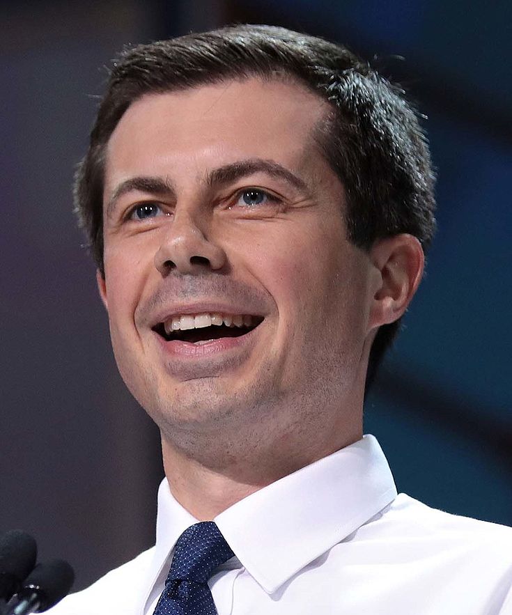 Buttigieg, lächelnd