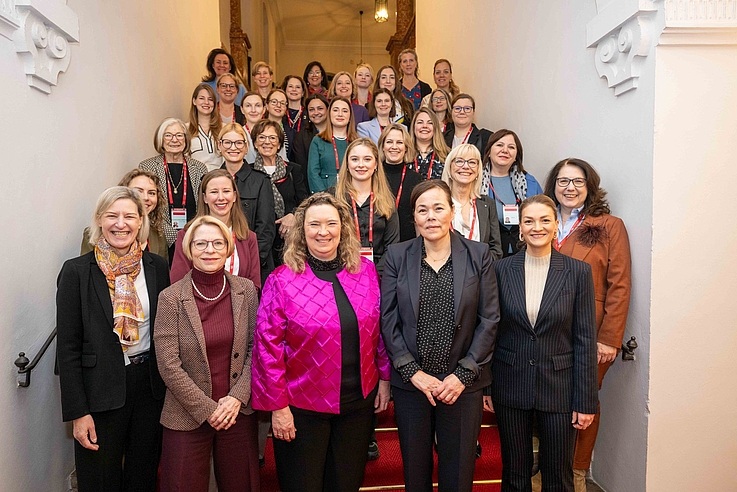Die HSS-Teilnehmerinnen, erste Reihe von links: Prof. Dr. Angelika Niebler, MdEP, Livia Leu, Schweizer Botschafterin, stv. HSS-Vorsitzende Kerstin Schreyer, MdL, Vivian Motzfeldt, grönländische Außen- und Wissenschaftsministerin und Staatsministerin für Gesundheit, Pflege und Prävention, Judith Gerlach, MdL