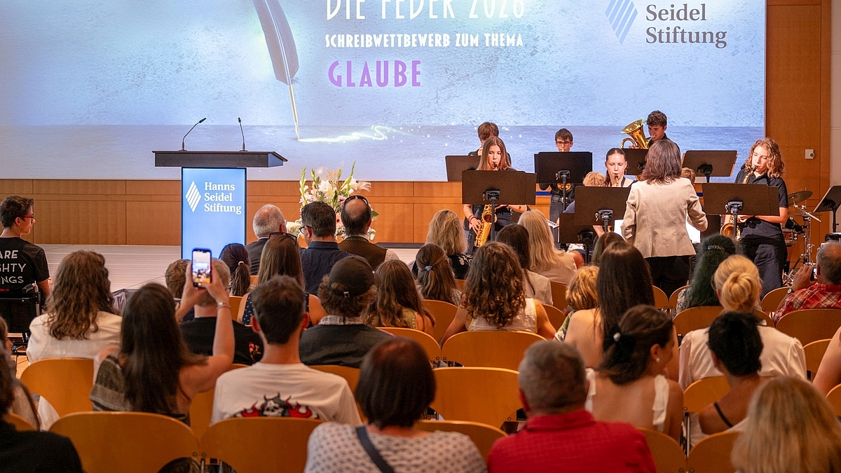 Big Band des Wittelsbacher Gymnasiums, im Vordergrund die Preisträger mit Angehörigen