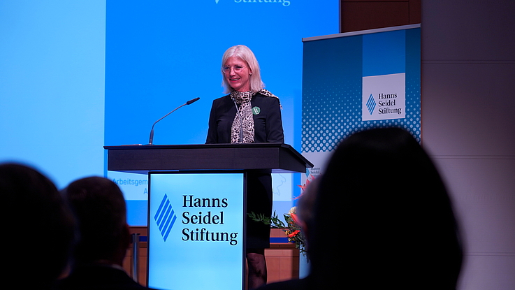 Staatsministerin Ulrike Scharf beim Vortrag