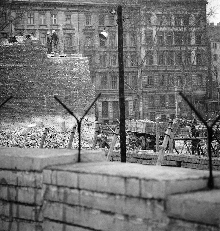 Mehr als 40 Jahre dauerte es, bis Deutschland wiedervereint wurde – ohne die friedliche Revolution der deutschen Bevölkerung am 9. November 1989 in Berlin wäre das nicht passiert.