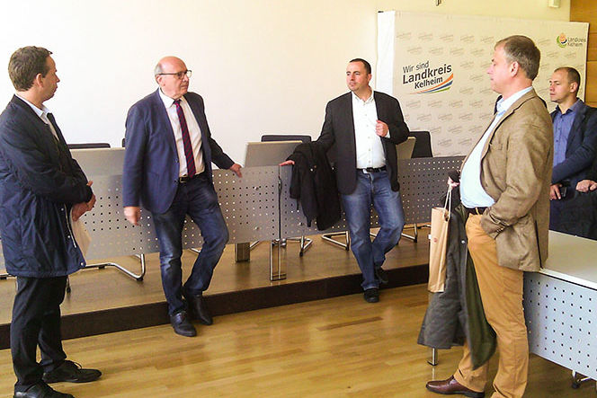 Im Landratsamt Kelheim berichtet Martin Neumeyer in einem Konferenzsaal den rumänischen Gästen über die Aufgaben eines Landrates