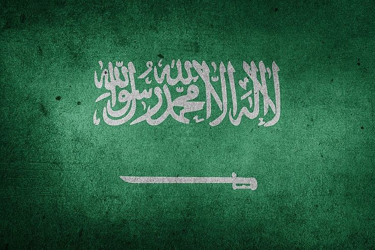 Das Banner Saudi-Arabiens mit kalligraphischem Schriftzug und einem Säbel darunter