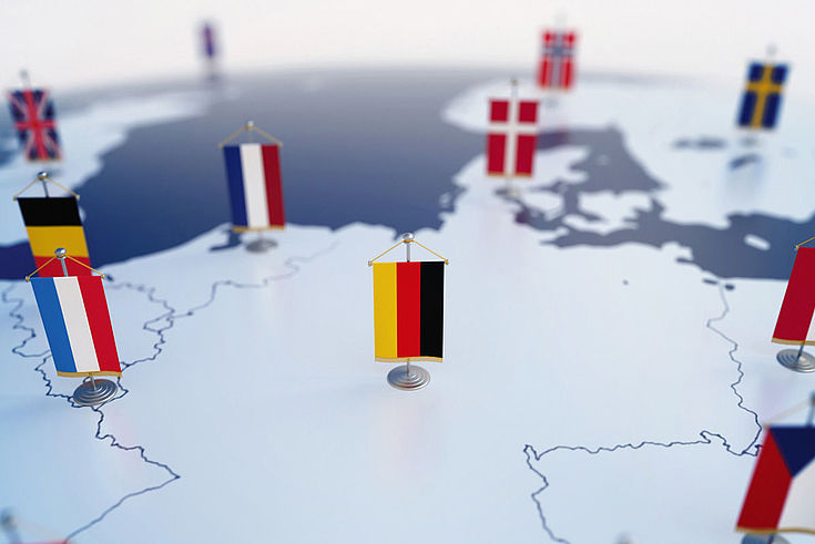 Eine Deutschlandkarte inmitten Europas mit den Flaggen der Länder