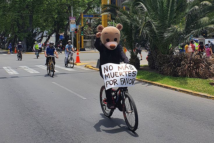 Kreativ und friedlich demonstriert die Zivilgesellschaft, vor allem die Jugend, gegen die ausufernde Gewalt in Lima, der Hauptstadt von Peru.