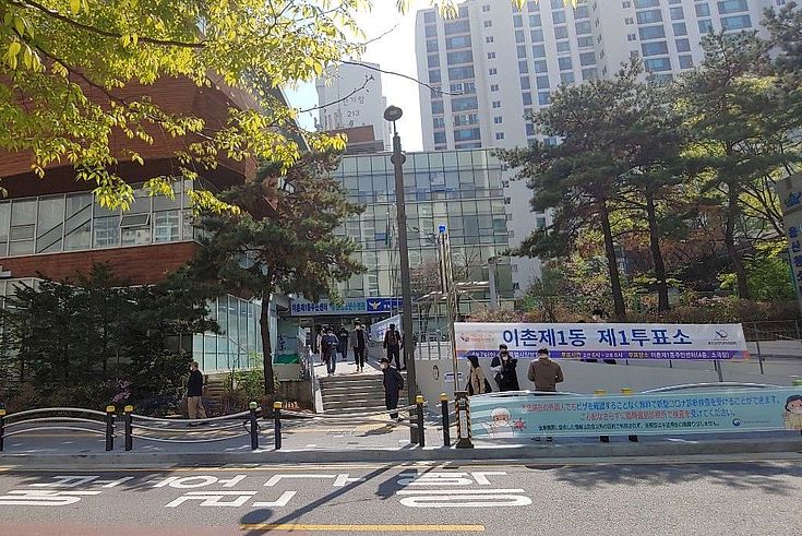 Ein Wahllokal im Stadtbezirk Yongsan-Gu, im Zentrum von Seoul. Wegen der Corona-Pandemie erreichte die Zahl der Briefwähler einen Höchststand. 