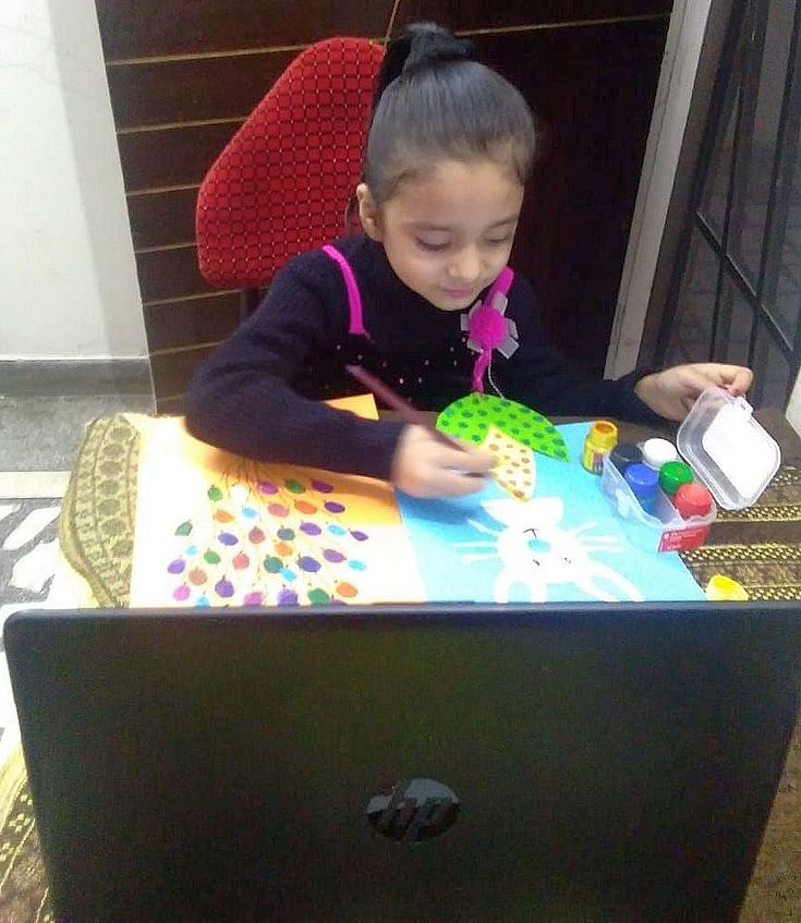 Ein 5-jähriges indisches Mädchen lernt online.