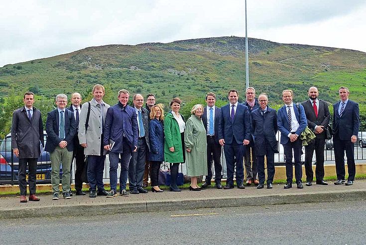 Gruppenfoto der Delegation in Irland, vor nordirischer Hintergrundlandschaft