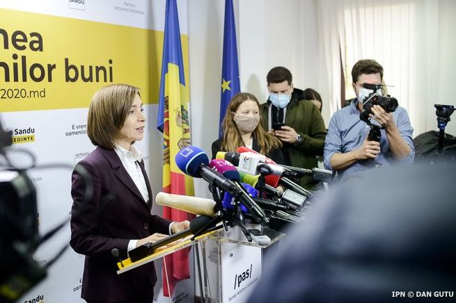 Moldau hat zum ersten Mal eine Präsidentin gewählt. Mit deutlichem Vorsprung hat die Proeuropäerin Maia Sandu die Wahl für sich entschieden. Sie war bereits Bildungsministerin und Weltbank-Beraterin. Nun will Sandu ihr Land aus der aktuellen Krise führen und weiter an die EU annähern.