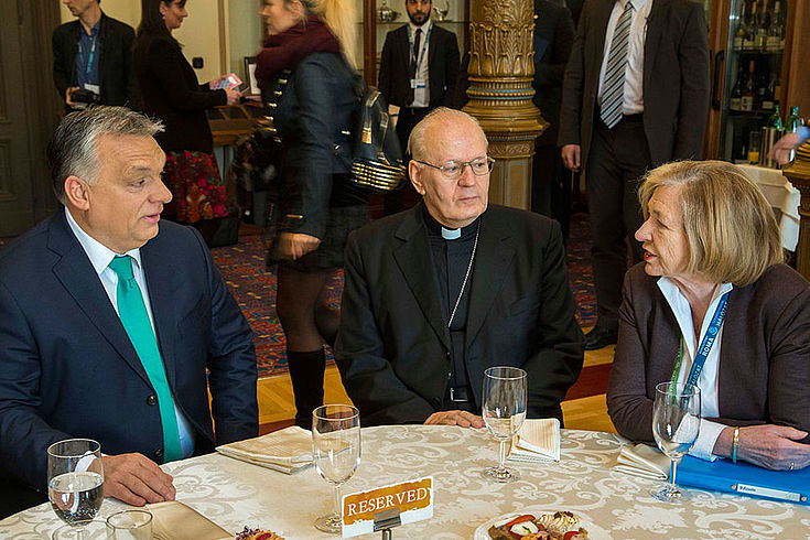 Ministerpräsident Viktor Orbán, Kardinal Péter Erdő und Stiftungsvorsitzende Professor Ursula Männle während der Veranstaltung "Glaube, Inklusion, Zukunft".