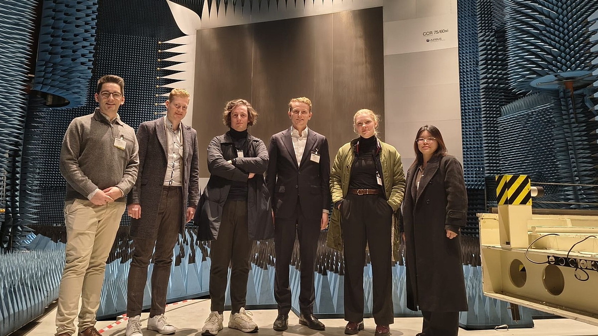 Gruppe Menschen besucht Antennenturm von Airbus and Space 