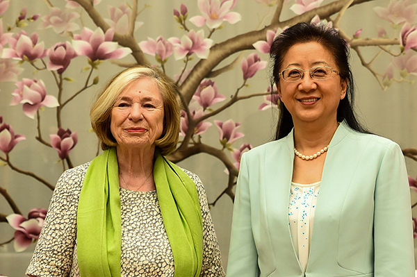 Ursula Männle mit Xia Jie, Vizepräsidentin des All-Chinesischen Frauenverbandes