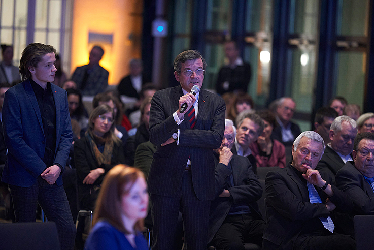 Beteiligung der zahlreich erschienenen Gäste an der Podiumsdiskussion. Im Bild Rainer Meyer zum Felde, Brigadegeneral a.D. 