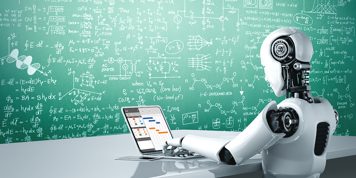 Roboter arbeitet an einem Laptop vor einer Tafel mit mathematischen Berechnungen