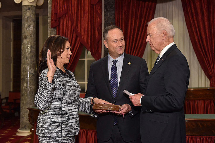 Harris steht links, die linke Hand auf einer Bibel, die rechte zum Schwur erhoben. Ihr gegenüber, die Bibel haltend, Joe Biden mit ernstem Blick.