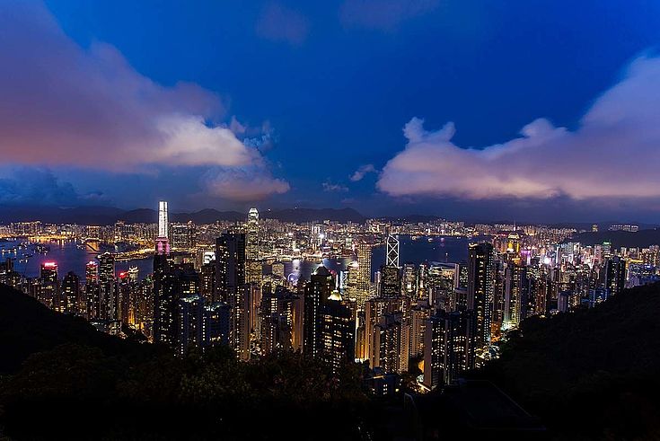 Hongkong, eine rießige, lebhafte Stadt, liegt direkt am Ufer des südchinesischen Meeres.