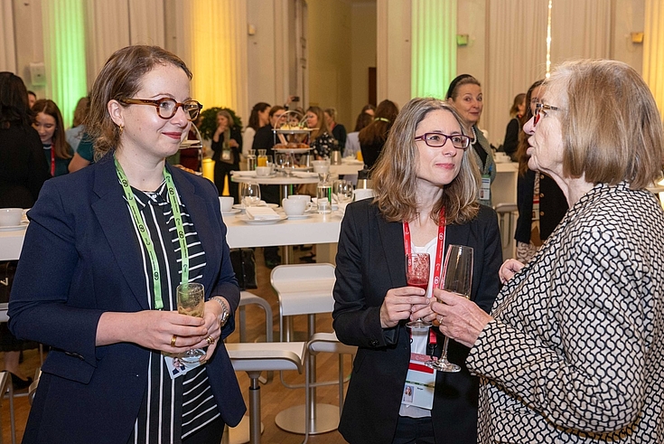 Judith Weinberger-Singh, Leiterin des HSS-Büros Indien, im Gespräch mit Julia Berger, HSS-Büroleiterin Indonesien, und der ehemaligen HSS-Vorsitzenden Ursula Männle (v.li.) 
