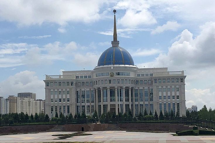 Der Präsidentenpalast in der kasachischen Hauptstadt Nur-Sultan, in der die Proteste sich zunächst gegen die Verdoppelung des Preises für Flüssiggas richteten. Damit werden die meisten Fahrzeuge in Kasachstan betankt.