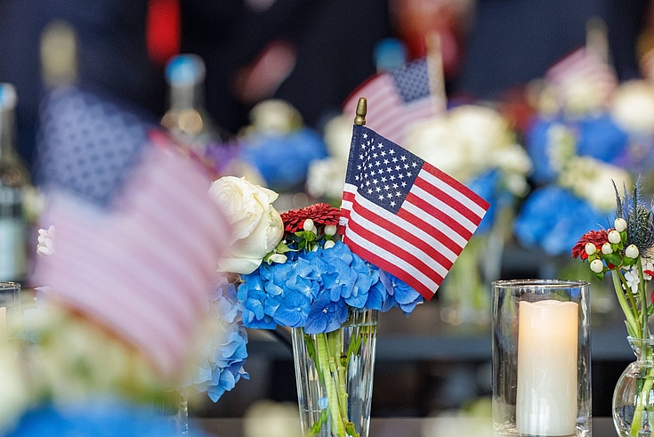 Tischdekoration im Stile des Independence Days im Düsseldorfer US-Generalkonsulats