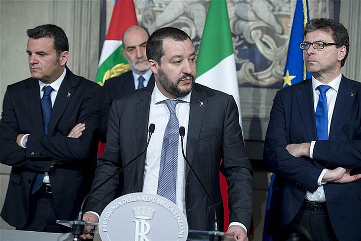 Salvini am Rednerpult, hinter ihm seine Leute, die finster dreinblicken.