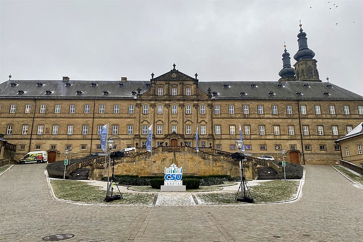 Der Innenhof von Kloster Banz mit dem doppelten Treppenaufgang zur Eingangstür.